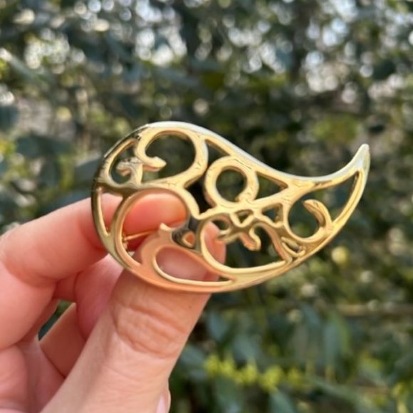 VTG GIVENCHY Gold Paisley Teardrop Open BROOCH - Picture 3 of 9